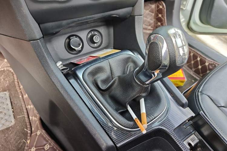 Used Citroen C4L 2014 1.8L Intelligent Drive Manual Version – Dynamic Edition Gear Lever