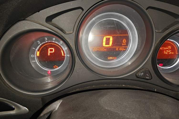Used Citroen C4L 2014 1.8L Intelligent Drive Automatic Enjoyment Model Odometer Close Up