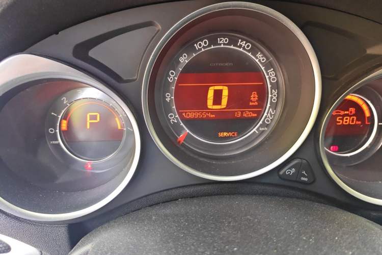 Used Citroen C4L 2014 1.8L Intelligent Drive Automatic Dynamic Model Odometer Close Up