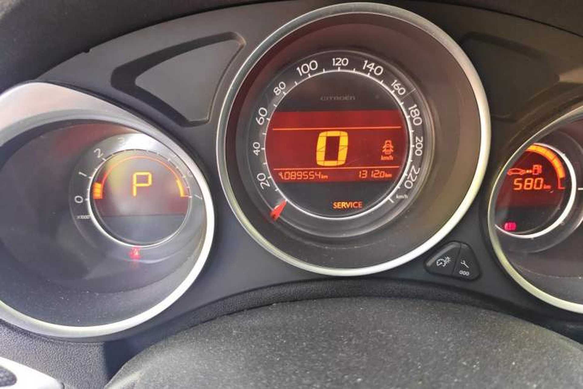 Used Citroen C4L 2014 1.8L Intelligent Drive Automatic Dynamic Model Odometer Close Up