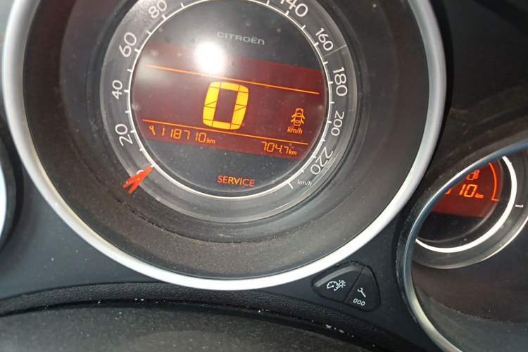 Used Citroen C4L 2014 1.6THP Intelligent Drive Automatic Dynamic Model Odometer Close Up