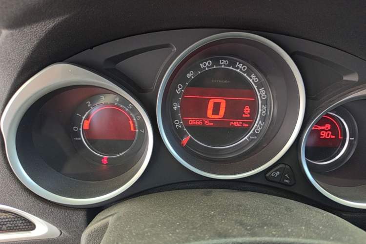 Used Citroen C4L 2014 1.8L Intelligent Drive Manual Version – Dynamic Edition Odometer Close Up