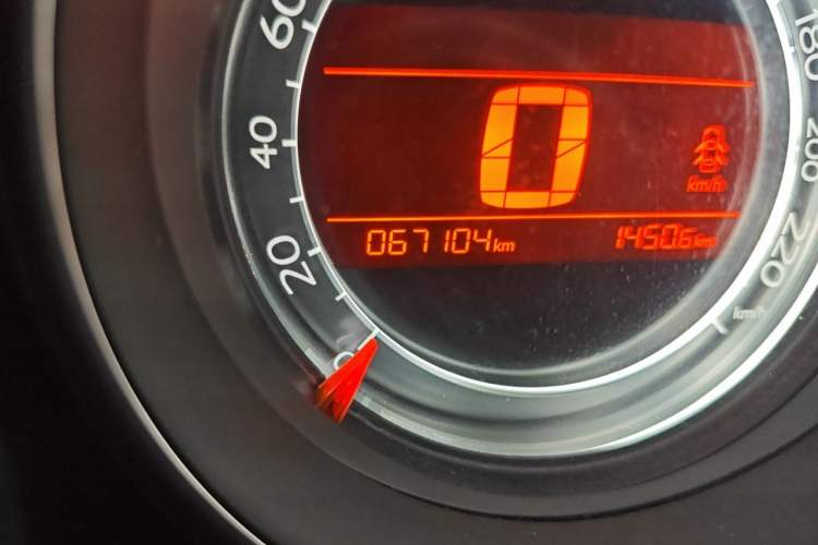 Used Citroen C4L 2014 1.8L Intelligent Drive Automatic Dynamic Model Odometer Close Up