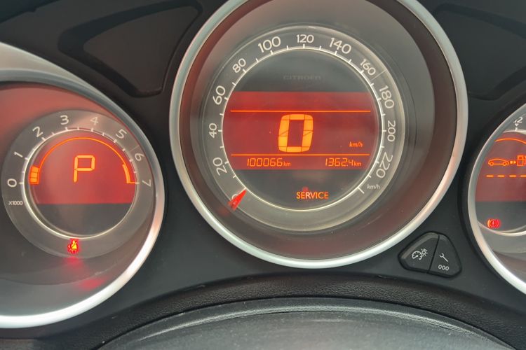 Used Citroen C4L 2014 1.8L Intelligent Drive Automatic Dynamic Model Odometer Close Up