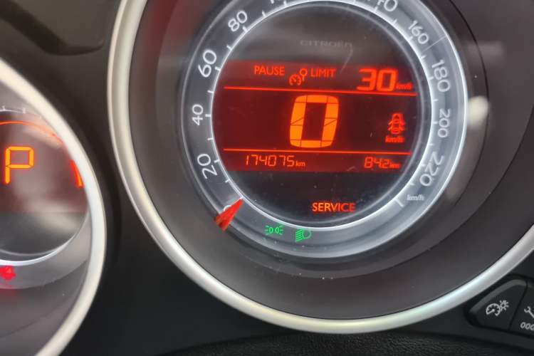 Used Citroen C4L 2014 1.8L Intelligent Drive Automatic Dynamic Model Odometer Close Up