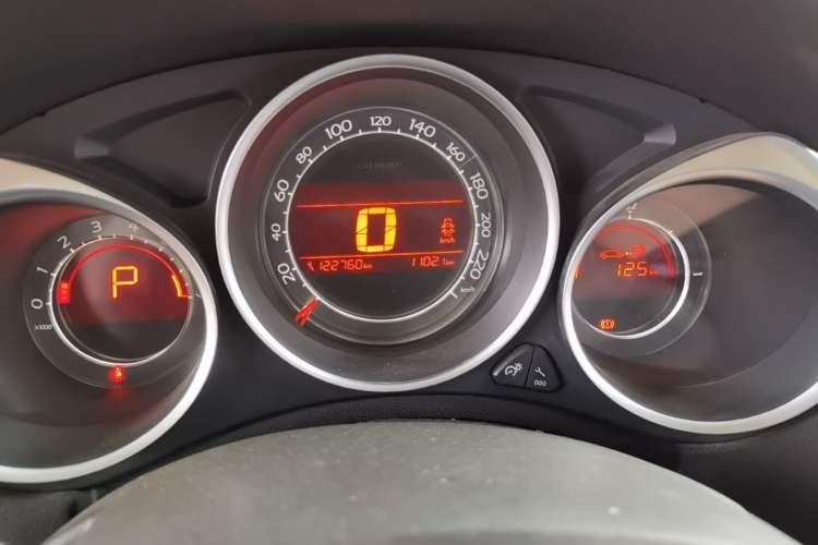 Used Citroen C4L 2014 1.6THP Intelligent Drive Automatic Dynamic Model Odometer Close Up