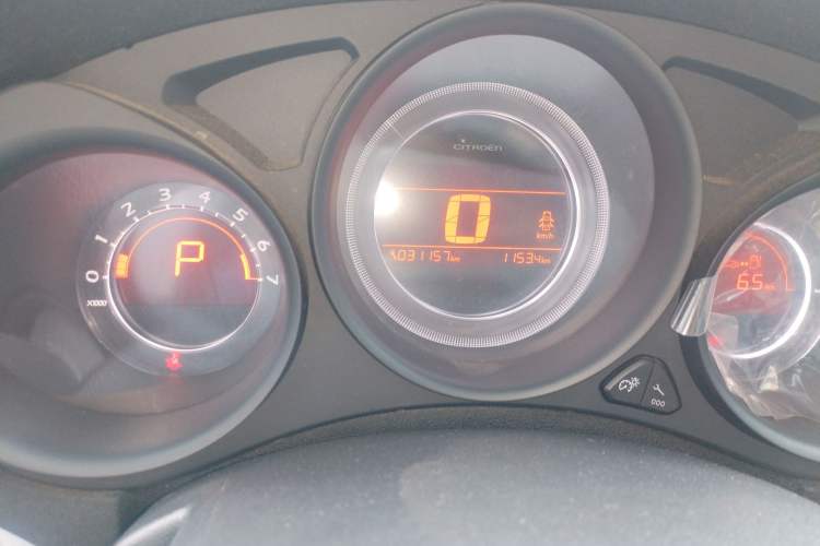 Used Citroen C4L 2014 1.8L Intelligent Drive Automatic Enjoyment Model Odometer Close Up