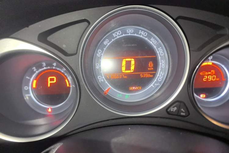 Used Citroen C4L 2014 1.6THP Intelligent Drive Automatic Dynamic Model Odometer Close Up