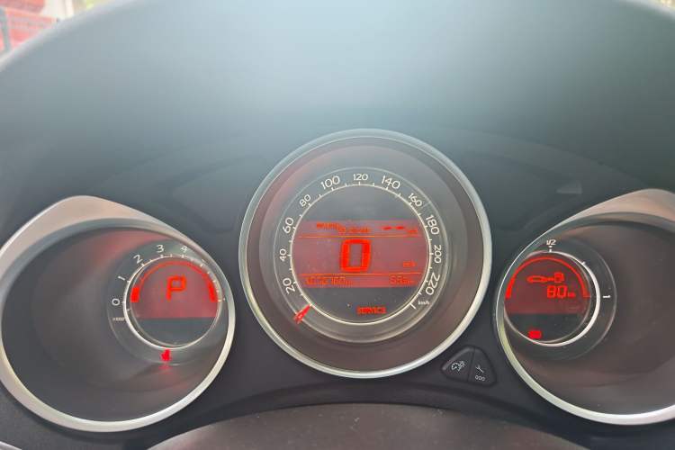 Used Citroen C4L 2014 1.8L Intelligent Drive Automatic Dynamic Model Odometer Close Up