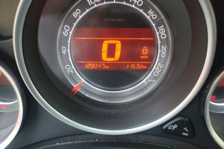Used Citroen C4L 2014 1.8L Intelligent Drive Automatic Dynamic Model Odometer Close Up