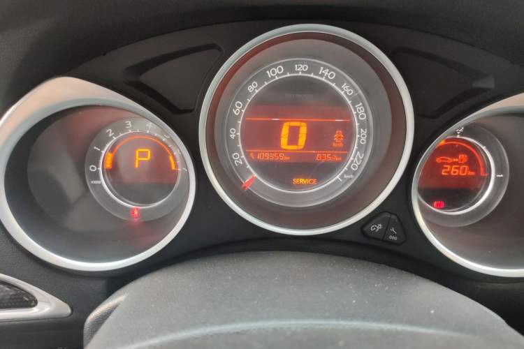 Used Citroen C4L 2014 1.8L Intelligent Drive Automatic Dynamic Model Odometer Close Up
