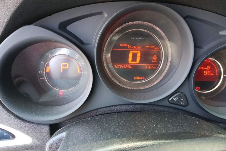 Used Citroen C4L 2014 1.8L Intelligent Drive Automatic Dynamic Model Odometer Close Up