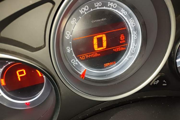 Used Citroen C4L 2014 1.8L Intelligent Drive Automatic Dynamic Model Odometer Close Up