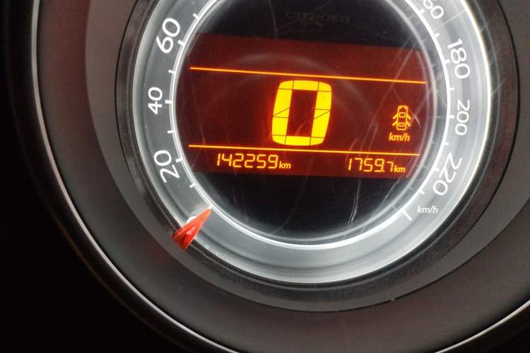 Used Citroen C4L 2014 1.8L Intelligent Drive Automatic Dynamic Model Odometer Close Up