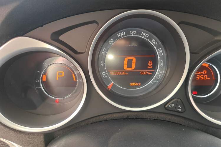 Used Citroen C4L 2014 1.6THP Intelligent Drive Automatic Dynamic Model Odometer Close Up