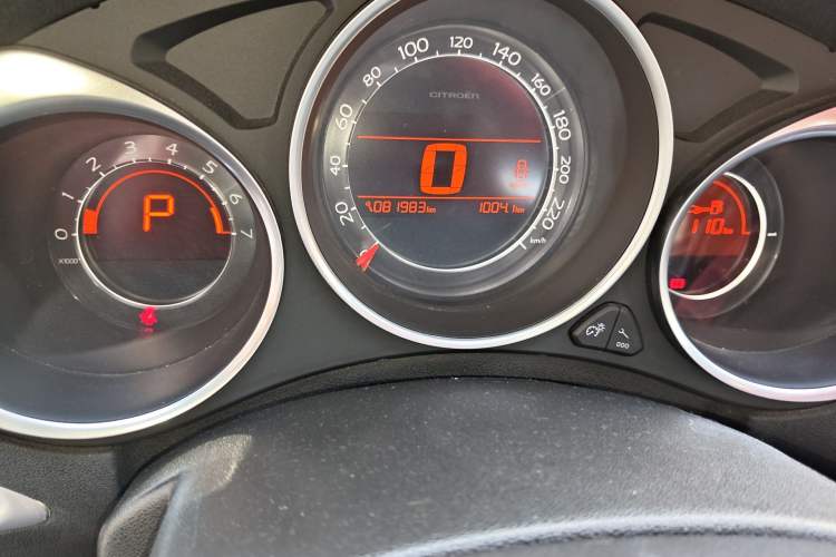 Used Citroen C4L 2014 1.8L Intelligent Drive Automatic Dynamic Model Odometer Close Up