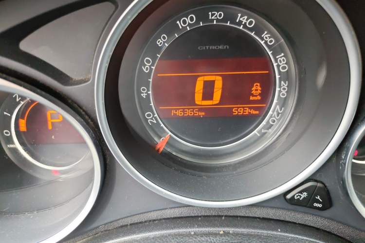 Used Citroen C4L 2014 1.8L Intelligent Drive Automatic Dynamic Model Odometer Close Up