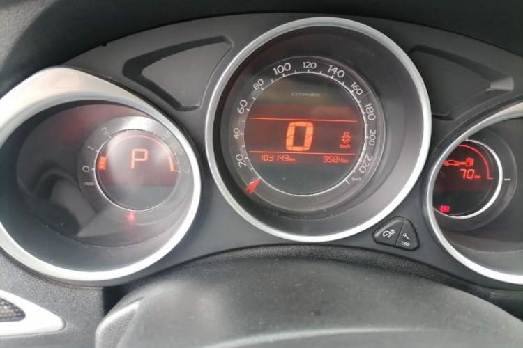 Used Citroen C4L 2014 1.8L Intelligent Drive Automatic Dynamic Model Odometer Close Up