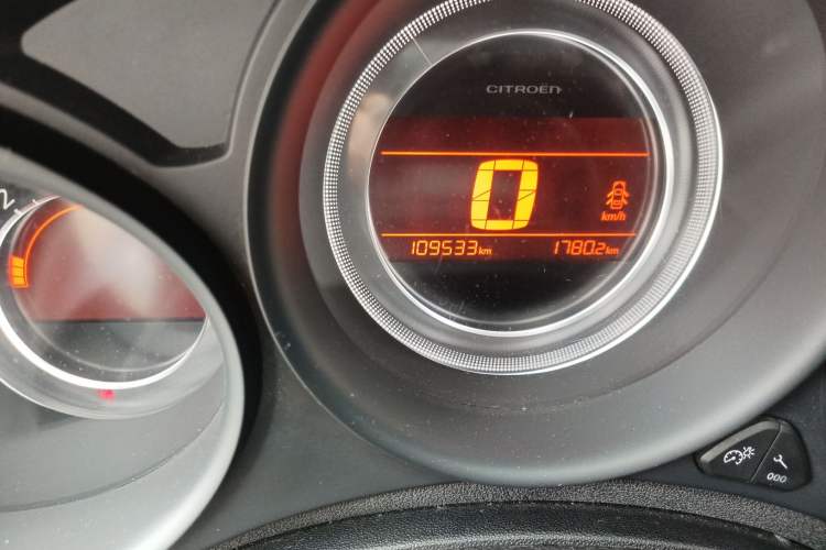 Used Citroen C4L 2014 1.8L Intelligent Drive Manual Enjoyment Model Odometer Close Up
