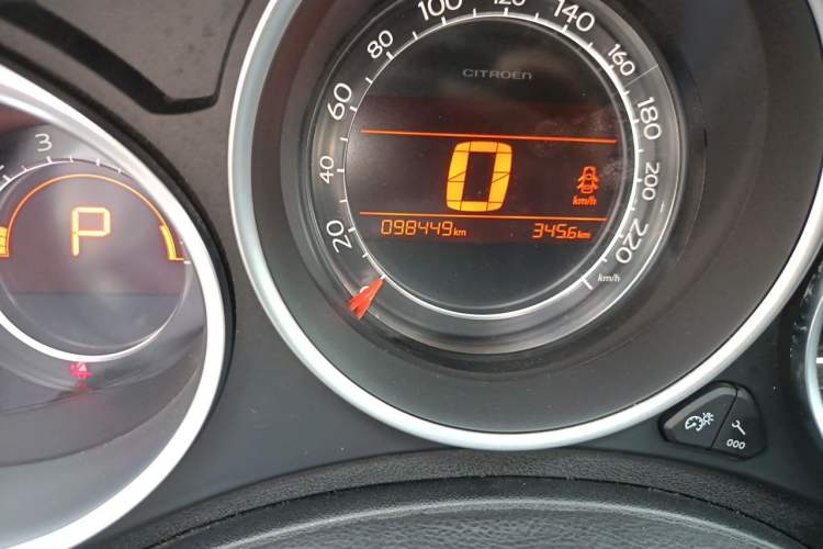 Used Citroen C4L 2014 1.8L Intelligent Drive Automatic Dynamic Model Odometer Close Up
