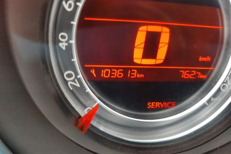 Used Citroen C4L 2014 1.8L Intelligent Drive Automatic Dynamic Model Odometer Close Up