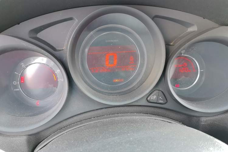 Used Citroen C4L 2014 1.8L Intelligent Drive Manual Enjoyment Model Odometer Close Up