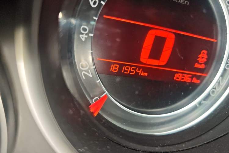 Used Citroen C4L 2014 1.8L Intelligent Drive Automatic Dynamic Model Odometer Close Up
