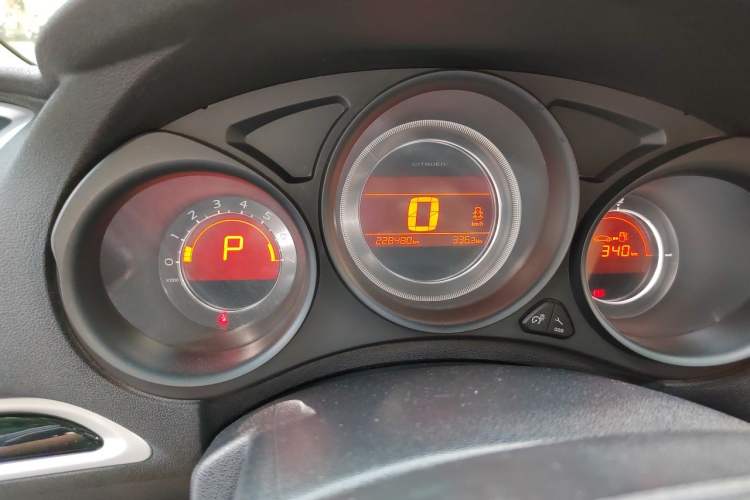 Used Citroen C4L 2014 1.8L Intelligent Drive Automatic Enjoyment Model Odometer Close Up