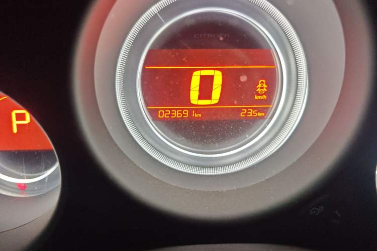 Used Citroen C4L 2014 1.8L Intelligent Drive Automatic Enjoyment Model Odometer Close Up