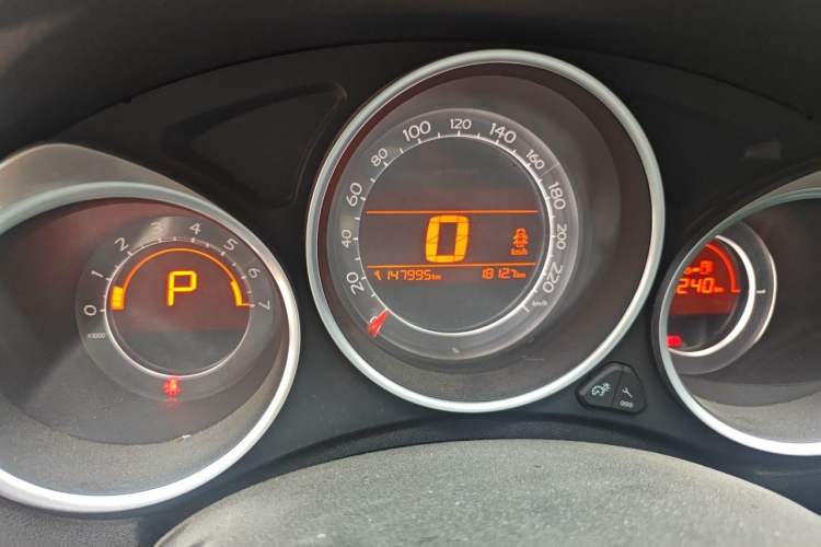 Used Citroen C4L 2014 1.6THP Intelligent Drive Automatic Dynamic Model Odometer Close Up