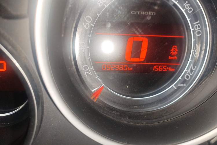 Used Citroen C4L 2014 1.8L Intelligent Drive Automatic Dynamic Model Odometer Close Up