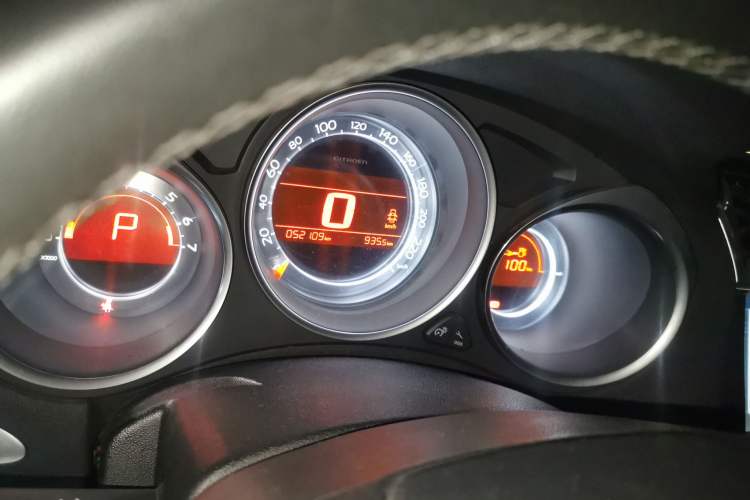 Used Citroen C4L 2014 1.8L Intelligent Drive Automatic Dynamic Model Odometer Close Up
