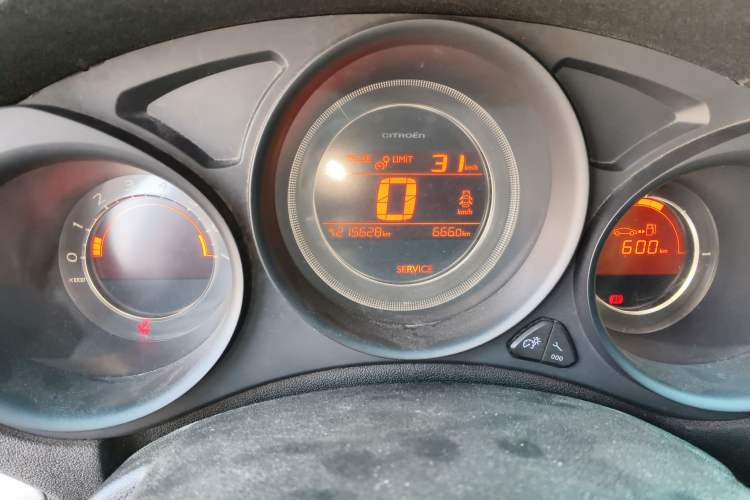 Used Citroen C4L 2014 1.8L Intelligent Drive Manual Enjoyment Model Odometer Close Up