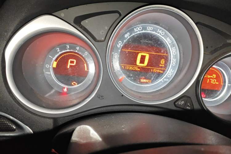 Used Citroen C4L 2014 1.8L Intelligent Drive Automatic Dynamic Model Odometer Close Up