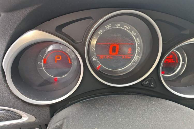 Used Citroen C4L 2014 1.8L Intelligent Drive Automatic Dynamic Model Odometer Close Up