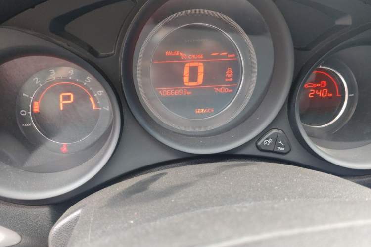 Used Citroen C4L 2014 1.8L Intelligent Drive Automatic Enjoyment Model Odometer Close Up
