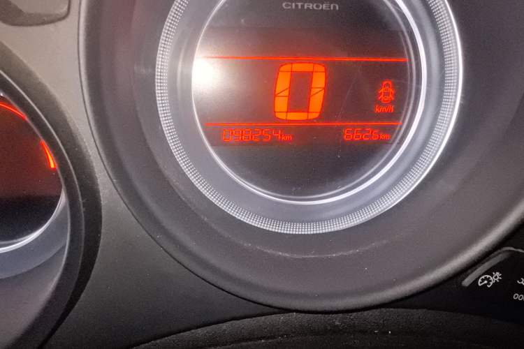 Used Citroen C4L 2014 1.8L Intelligent Drive Manual Enjoyment Model Odometer Close Up