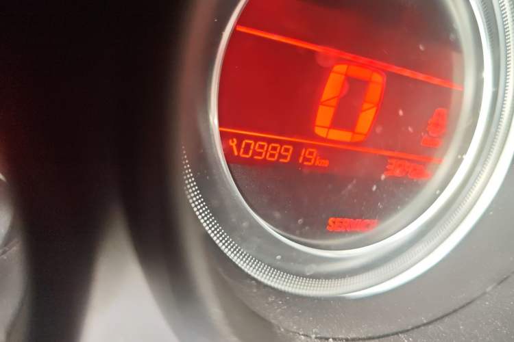 Used Citroen C4L 2014 1.8L Intelligent Drive Automatic Enjoyment Model Odometer Close Up