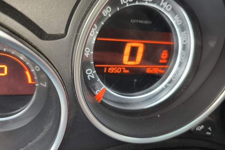 Used Citroen C4L 2014 1.8L Intelligent Drive Automatic Dynamic Model Odometer Close Up