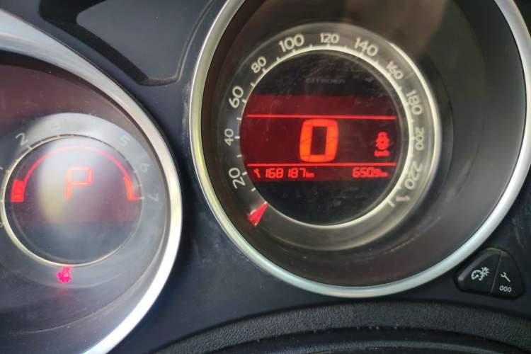 Used Citroen C4L 2014 1.8L Intelligent Drive Automatic Dynamic Model Odometer Close Up