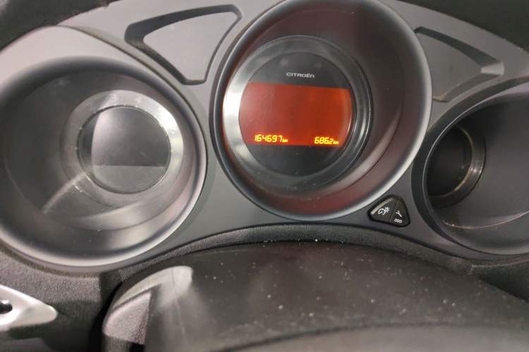 Used Citroen C4L 2015 1.2T Automatic Luxury Edition Odometer Close Up
