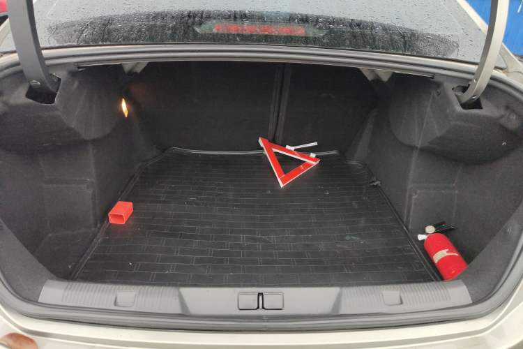 Used Citroen C4L 2015 1.8L Automatic Luxury Edition Trunk