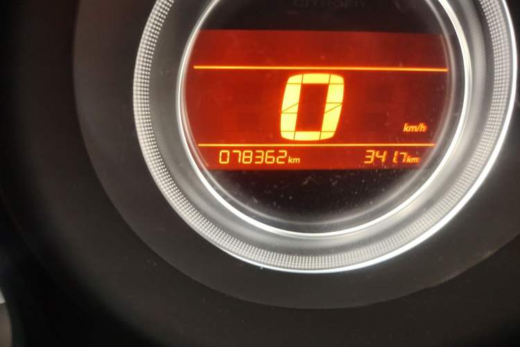 Used Citroen C4L 2015 1.2T Automatic Luxury Edition Odometer Close Up