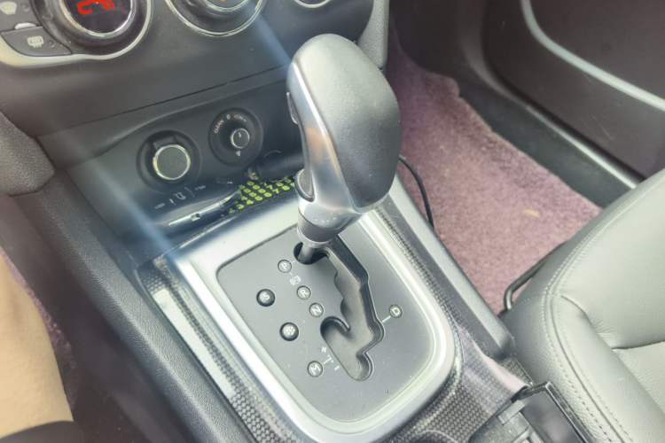 Used Citroen C4L 2015 1.8L Automatic Prestige Edition Gear Lever