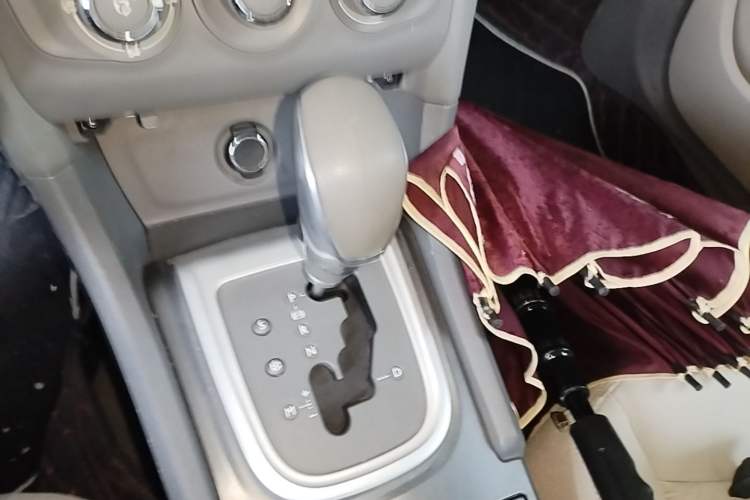 Used Citroen C4L 2015 1.8L Automatic Leading Edition Gear Lever
