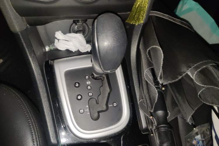 Used Citroen C4L 2015 1.8L Automatic Leading Edition Gear Lever