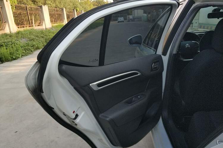 Used Citroen C4L 2015 1.2T Automatic Luxury Edition Interior 8