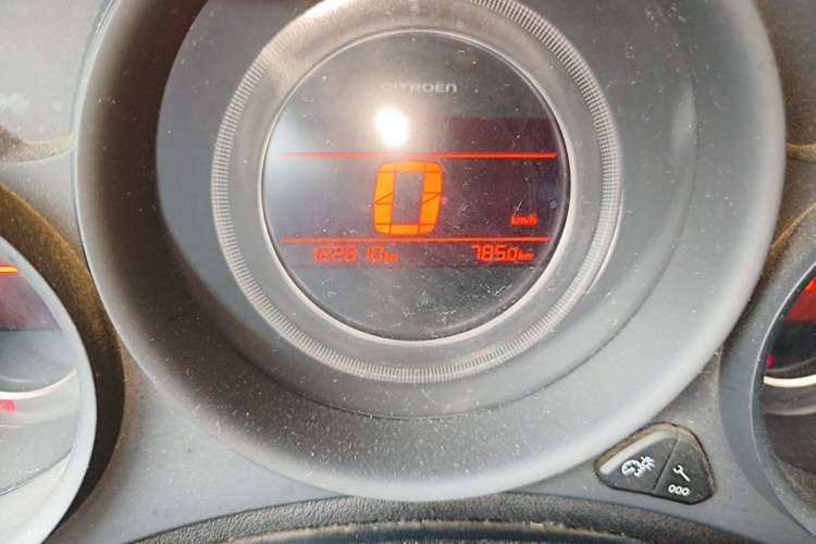 Used Citroen C4L 2015 1.2T Automatic Luxury Edition Odometer Close Up
