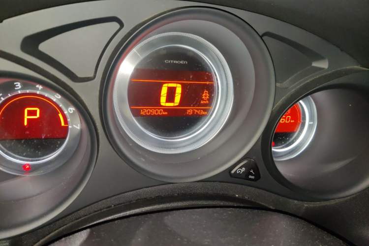 Used Citroen C4L 2015 1.8L Automatic Leading Edition Odometer Close Up