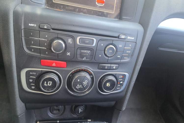 Used Citroen C4L 2016 1.2T Automatic Leading Model Audio And AC Panel